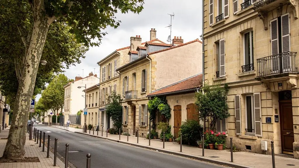 Rue résidentielle typique du quartier de Caudéran à Bordeaux montrant la diversité architecturale avec échoppes et maisons bourgeoises en pierre